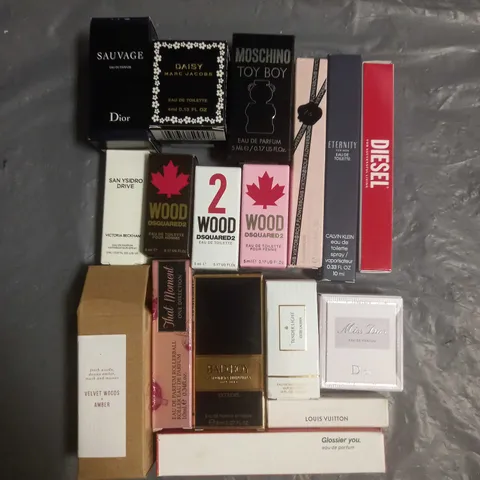 BOX OF APPROX 20 ASSORTED BOXED MINIATURE FRAGRANCES TO INCLUDE - DIOR MISS DIOR - MOSCHINO TOY BOY - DAISY MARC JACOBS - ETC
