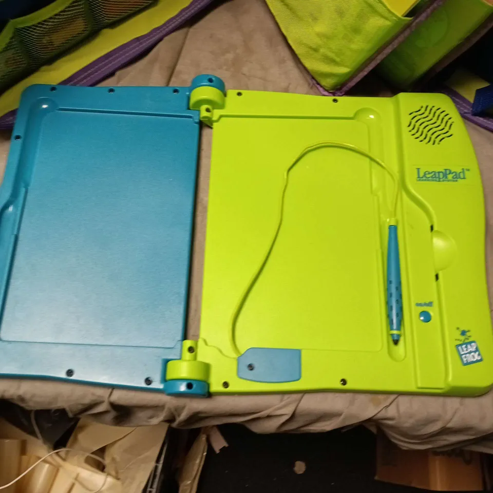 LEAP FROG LEARNING SYSTEM IN BINDER WITH BOOKS AND 12 GAMES