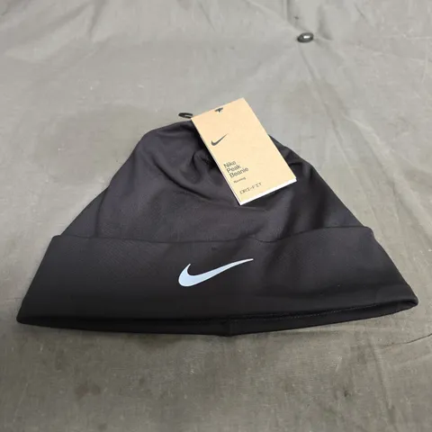 NIKE PEAK BEANIE – BLACK