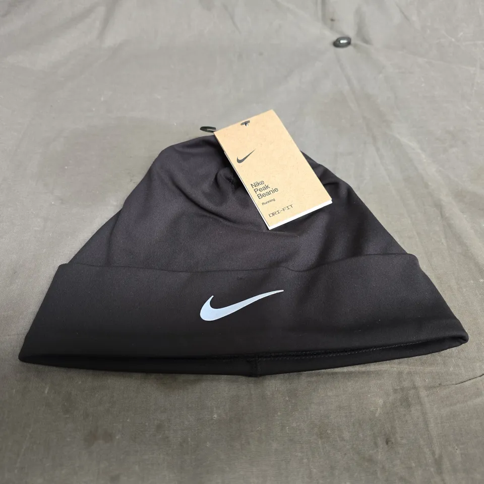 NIKE PEAK BEANIE – BLACK