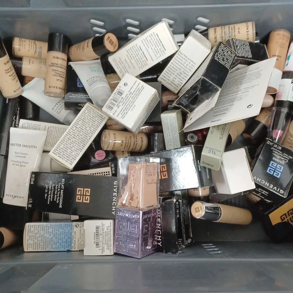 APPROXIMATELY 30 ASSORTED HEALTH & BEAUTY PRODUCTS TO INCLUDE REVOLUTION PRETTY CREATIVE PALETTE, GIVENCHY FLUID FOUNDATION, GIVENCHY 2 CLEAN TO BE TRUE, ETC