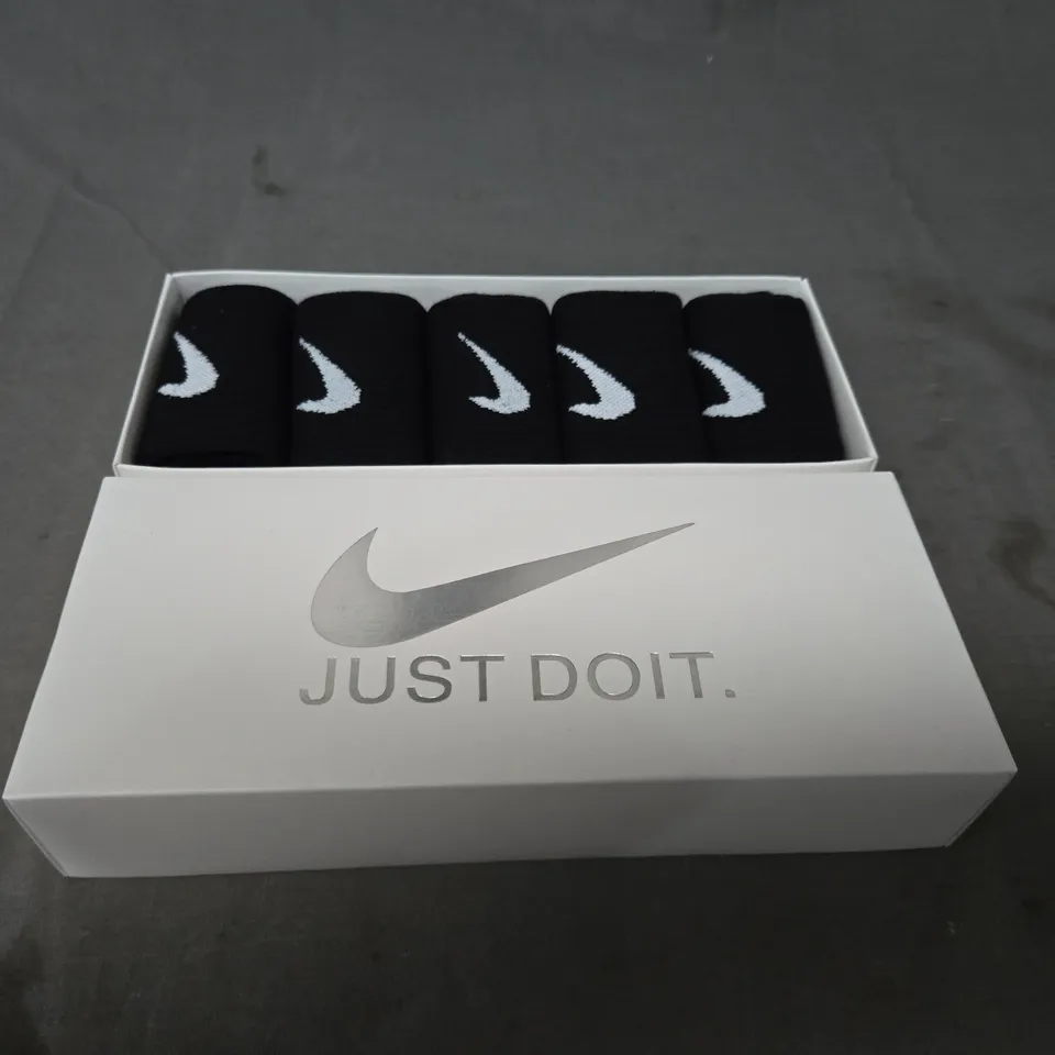 BOXED NIKE CREW SOCKS IN BLACK - X5