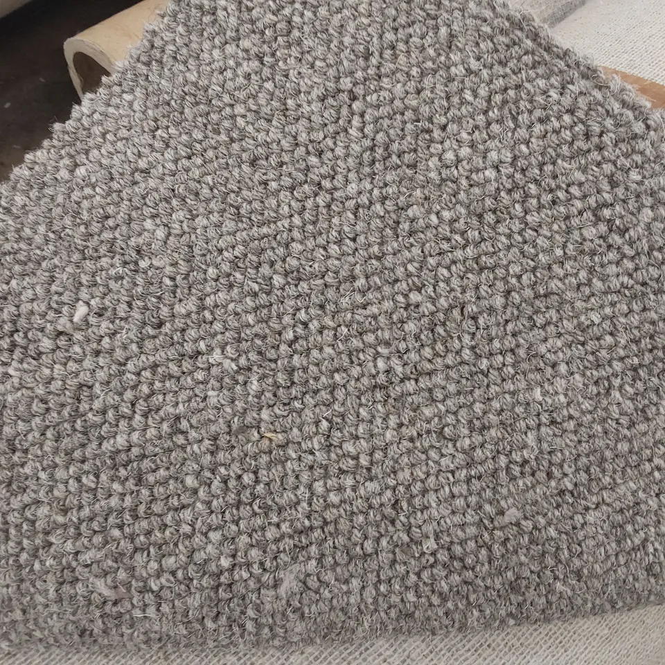 ROLL OF QUALITY CARPET APPROXIMATELY 4M × 9.8M