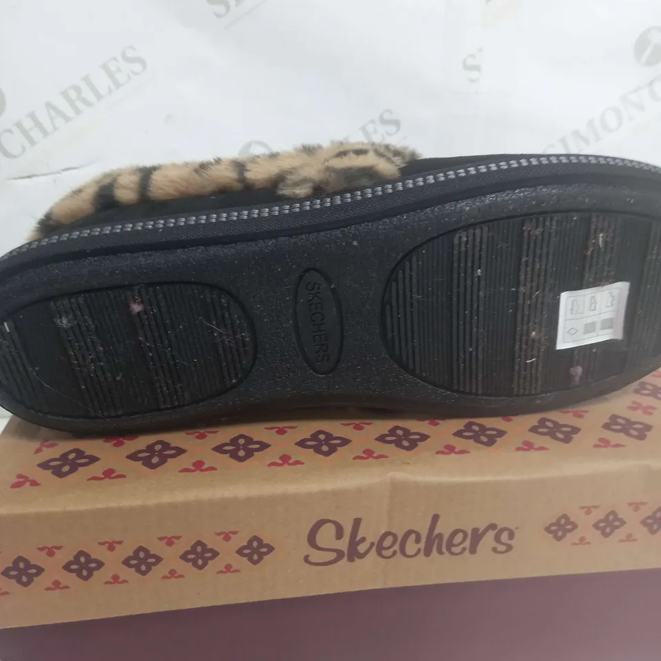 BOXED PAIR OF SKECHERS COZY CAMPFIRE FRISKY GAL LEOPARD FUR LINED SLIPPERS IN BLACK SIZE 8