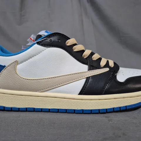 BOXED PAIR OF NIKE AIR JORDAN 1 RETRO SHOES IN WHITE/BLACK/CREAM/BLUE UK SIZE 8.5