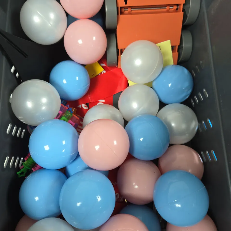APPROXIMATELY 10 ASSORTED TOYS AND GAMES TO INCLUDE PLAY PIT BALLS, BUBBLE CONTAINERS, BATH BOOK ETC