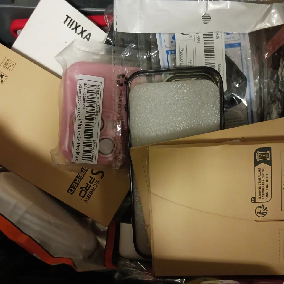 BOX OF APPROXIMATELY 12 ASSORTED ITEMS TO INCLUDE - BELKIN BOOSTCHARGE , TEMPERED GLASS SCREEN PROTECTOR , PHONE CASE ETC