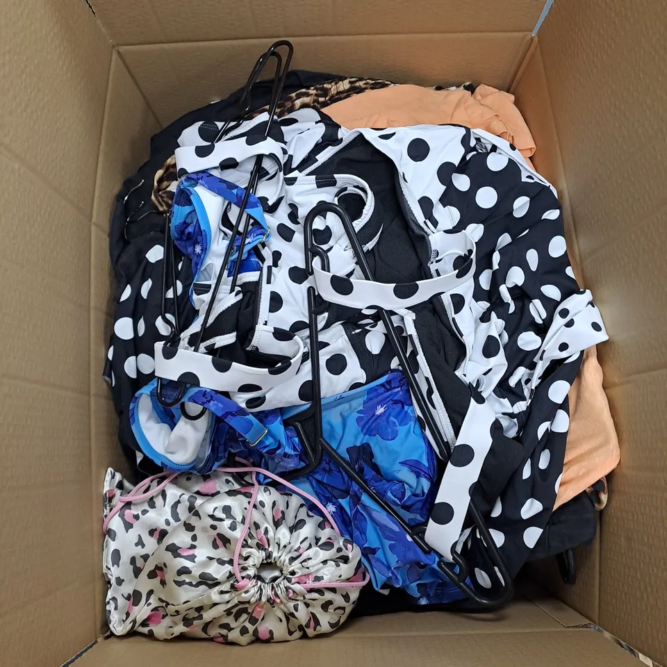 LARGE BOX OF APPROXIMATELY 25 ASSORTED CLOTHING ITEMS 