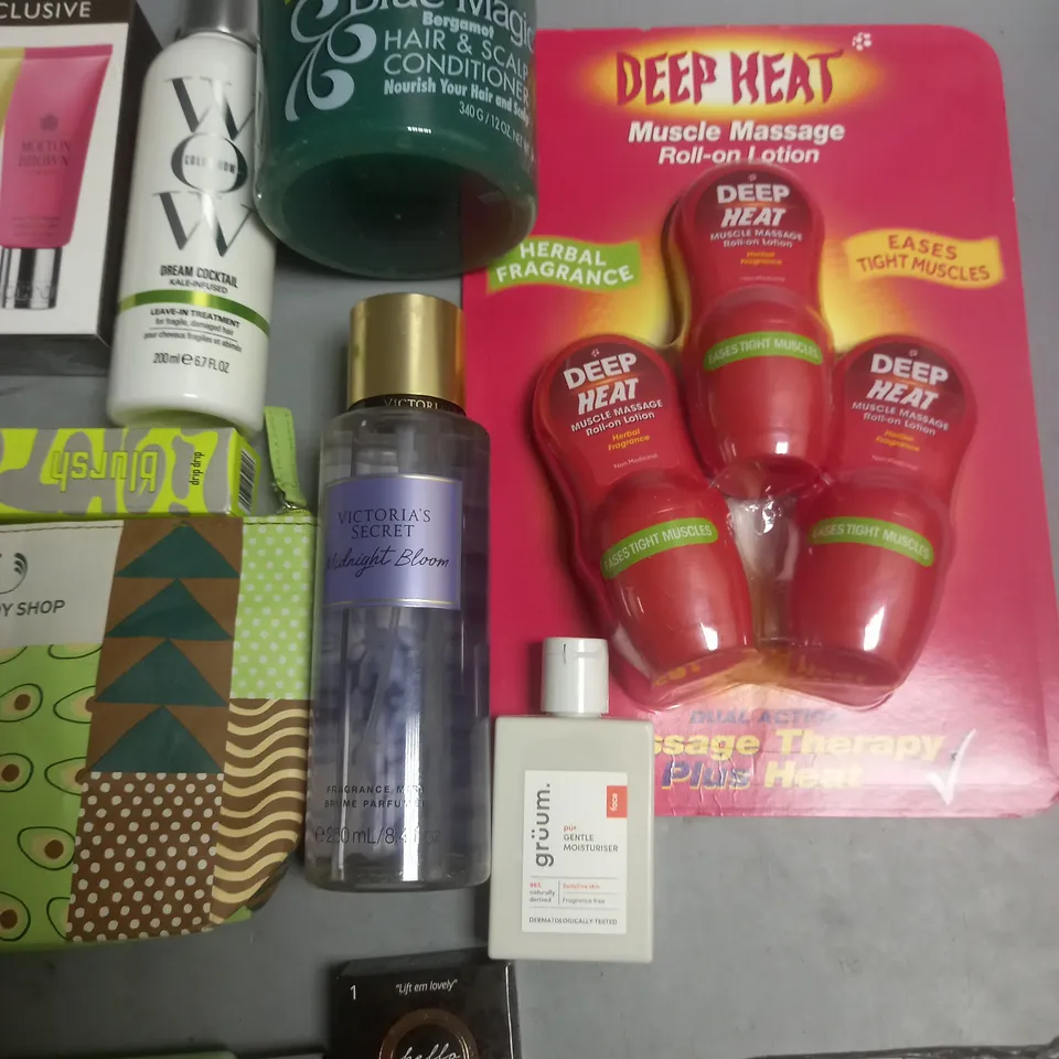 LOT OF APPROXIMATELY 25 ASSORTED HEALTH AND BEAUTY ITEMS TO INCLUDE MAYBELLINE FOUNDATION, DEEP HEAT ROLL ON AND BIO-PILIXIN SERUM
