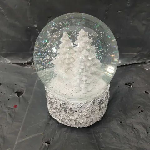 BOXED WIND UP & PLAY WHITE CHRISTMAS TREE SCENE SNOWGLOBE 