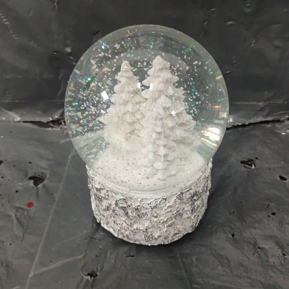 BOXED WIND UP & PLAY WHITE CHRISTMAS TREE SCENE SNOWGLOBE 