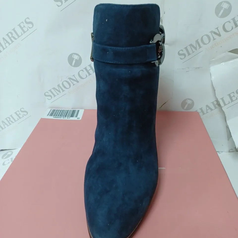BOXED MODA IN PELLE LORI ANKLE BOOTS, NAVY - SIZE 7