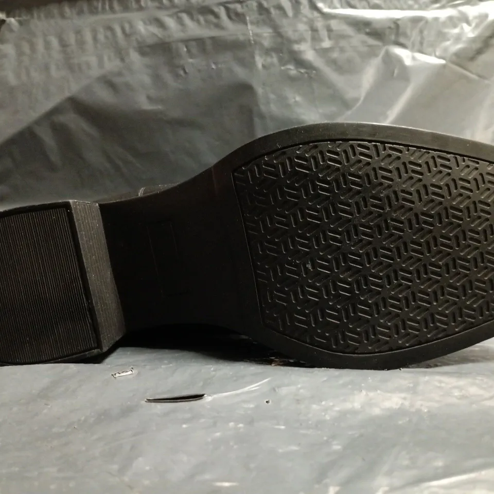 BOXED PAIR OF SIMPLY BE LOW BLOCK HEEL ANKLE BOOTS IN BLACK SIZE UK 8