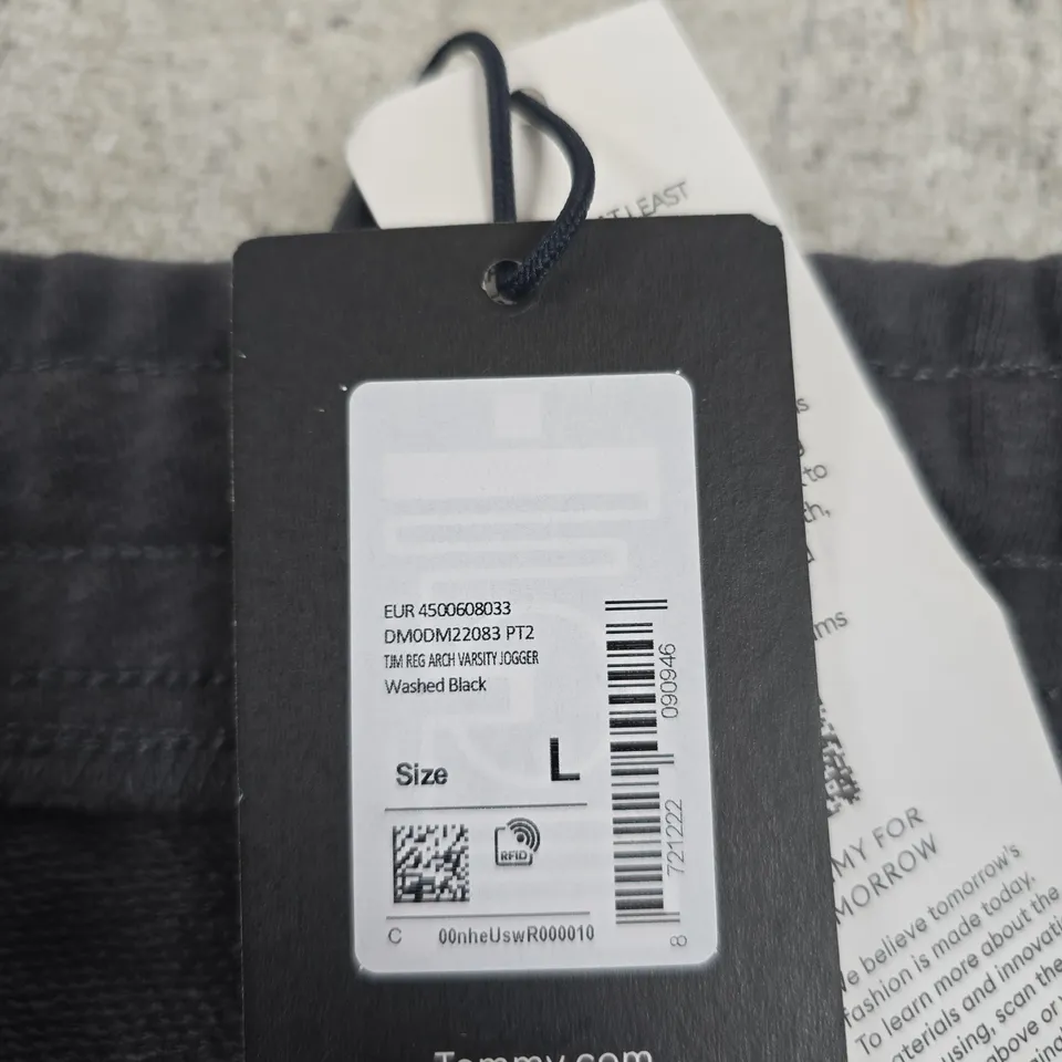TOMMY JEANS SWEATPANTS – WASHED BLACK, SIZE L
