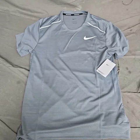 NIKE MENS RUNNING T-SHIRT FZ4782-065 – COOL GREY - SMALL