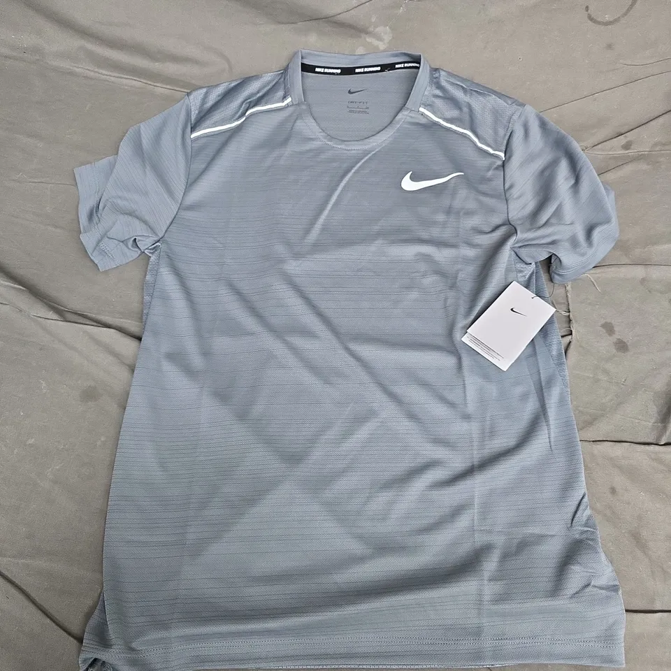 NIKE MENS RUNNING T-SHIRT FZ4782-065 – COOL GREY - SMALL