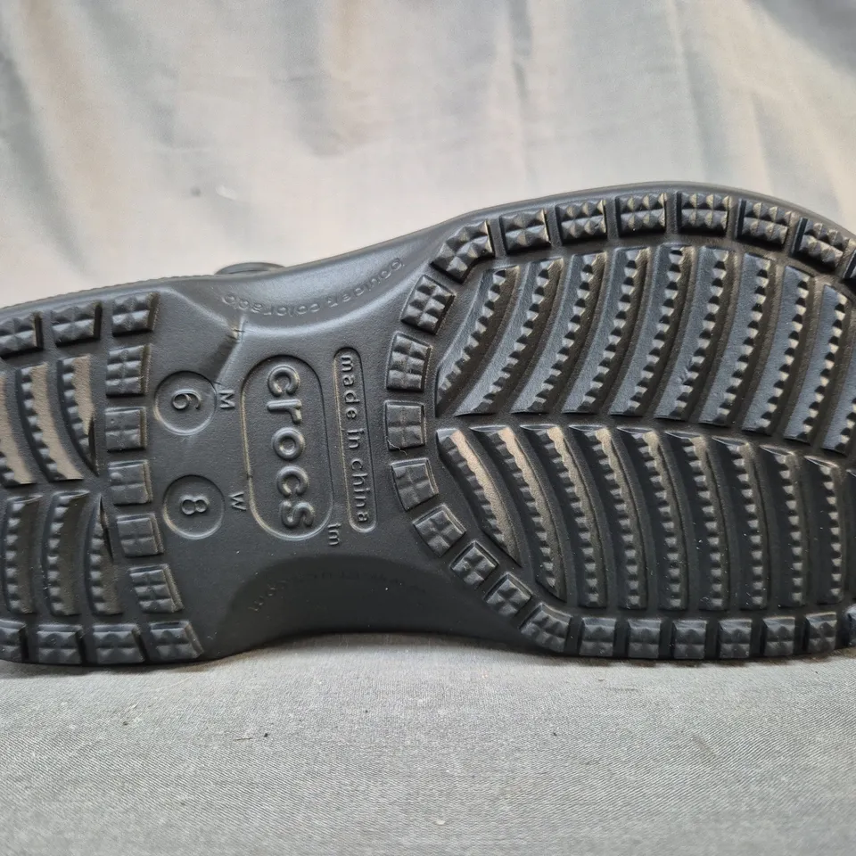 PAIR OF CROCS CLOGS IN BLACK SIZE M6/W8