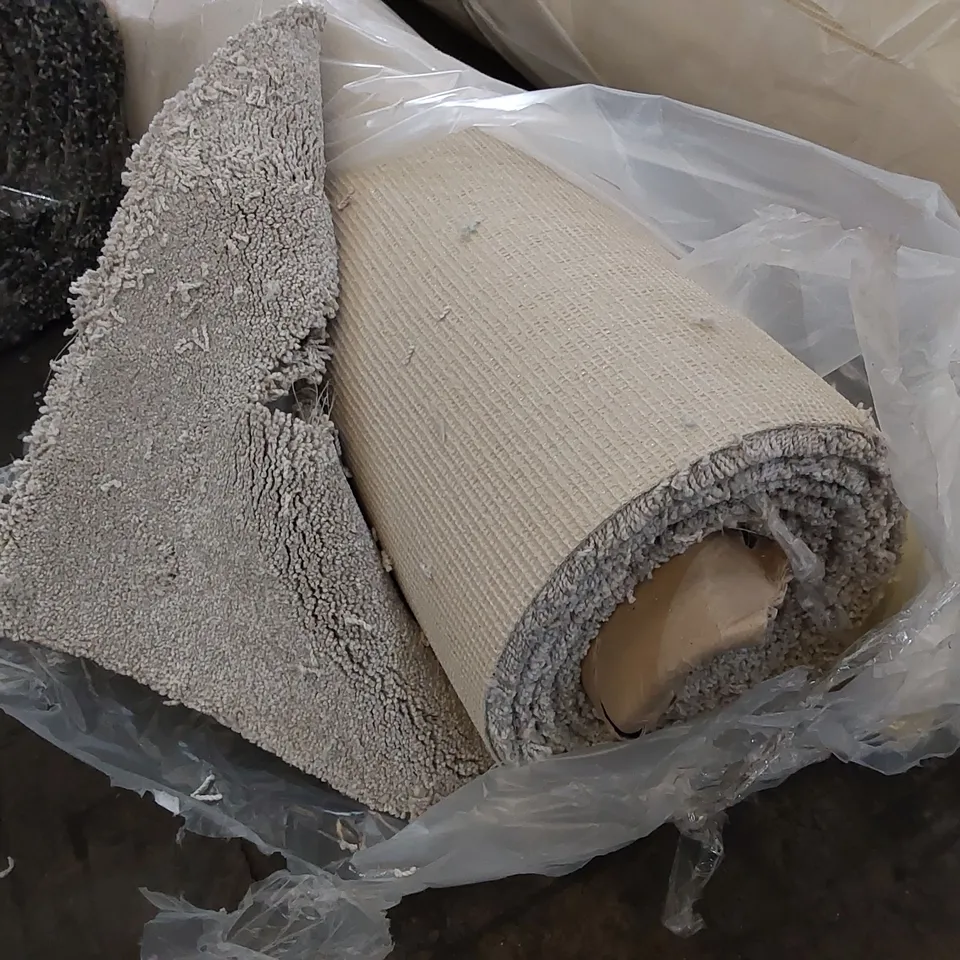 ROLL OF QUALITY ADDICTION WHITE PEPPER CARPET // SIZE: APPROX. 5 X 3.2m