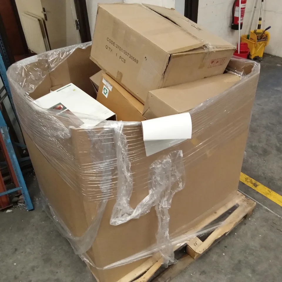 PALLET OF ASSORTED DESIGNER HOME LIGHTING GOODS AND PRODUCTS 