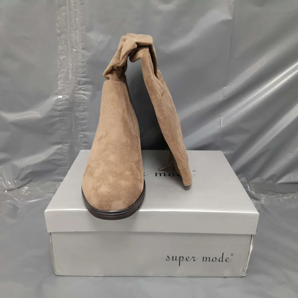 BOXED PAIR OF SUPER MODE KNEE-HIGH BOOTS IN KHAKI EU SIZE 40