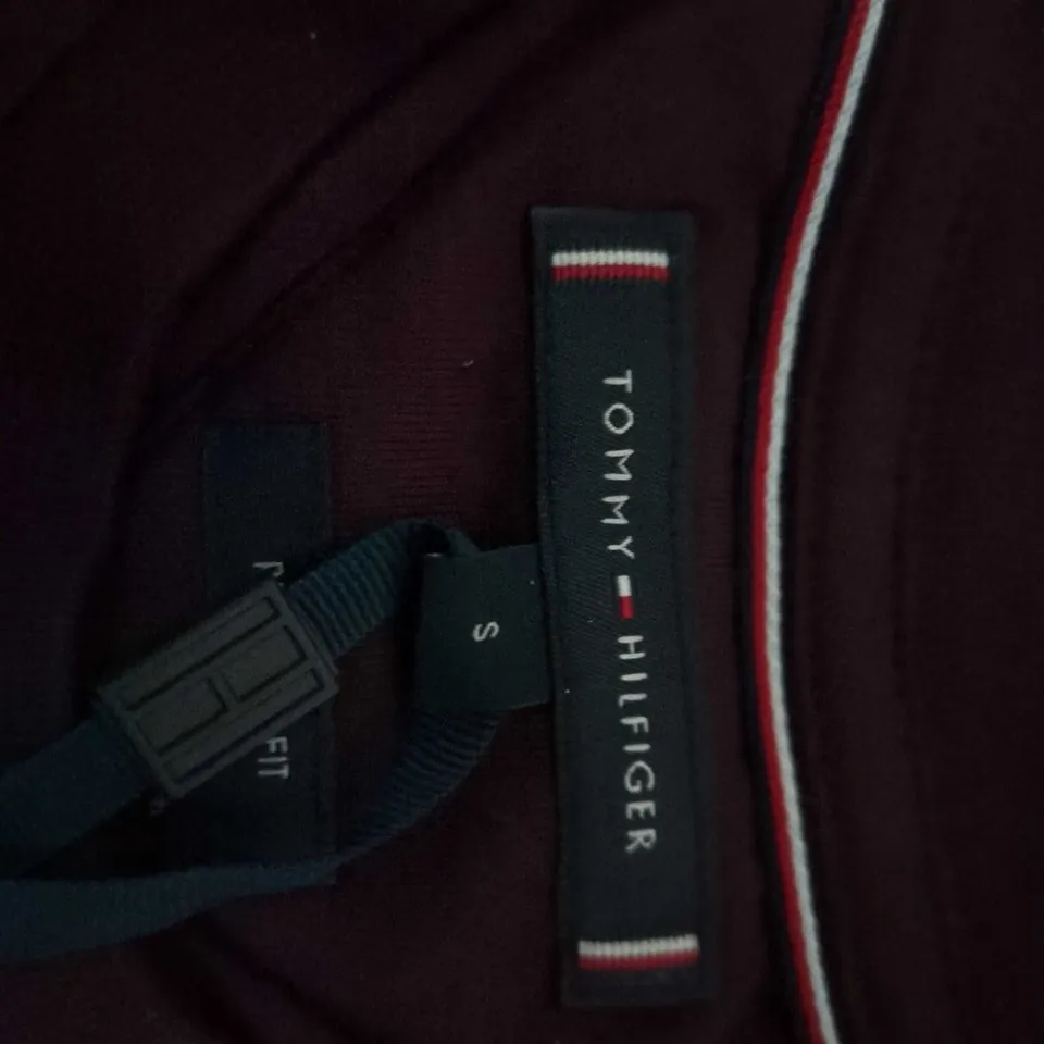 TOMMY HILFIGER BURGUNDY KNITWEAR, UK SIZE S (SMALL) – BRAND TAG ATTACHED