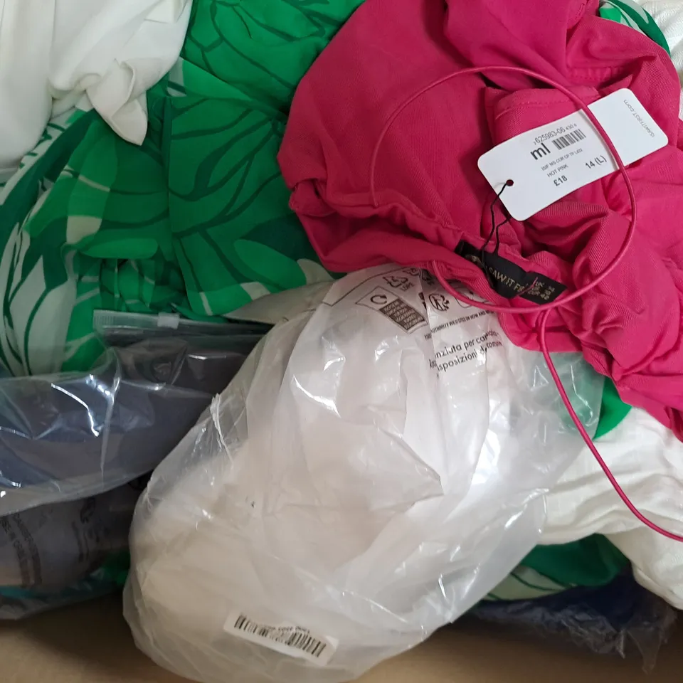 BOX OF APPROXIMATELY 20 ASSORTED CLOTHING AND FASHION ITEMS IN VARIOUS STYLES AND SIZES TO INCLUDE H&M, ETC