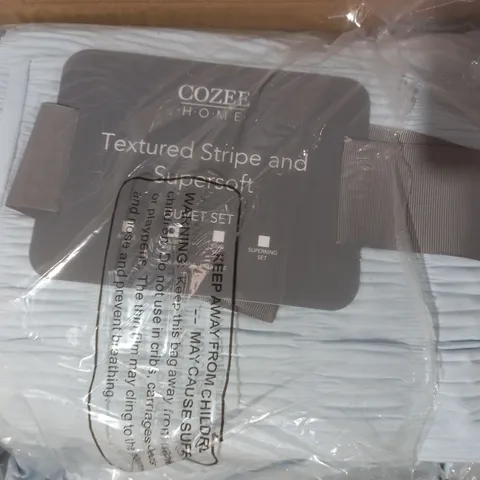 BOXED STRIPED SUPERSOFT 6 PIECE DUVET SET IN LIGHT BLUE - DOUBLE
