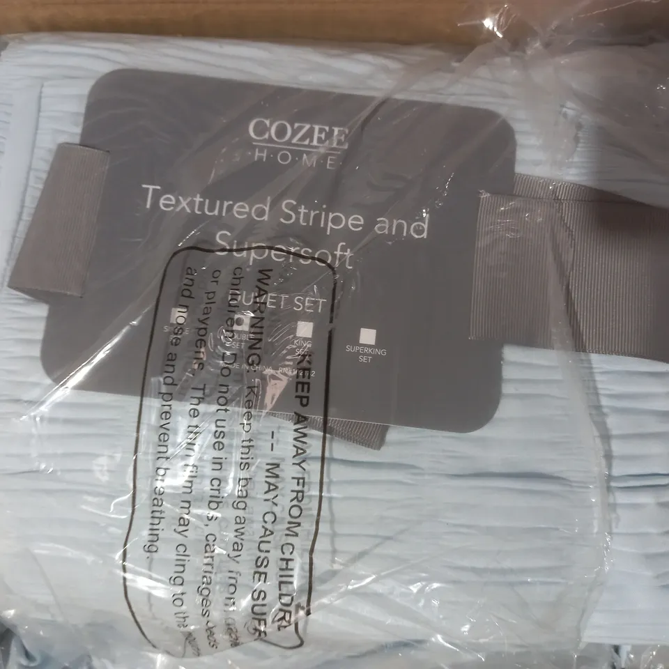 BOXED STRIPED SUPERSOFT 6 PIECE DUVET SET IN LIGHT BLUE - DOUBLE