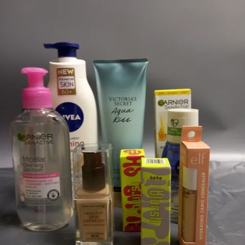 APPROXIMATELY 20 ASSORTED COSMETICS AND BEAUTY ITEMS TO INCLUDE VICTORIAS SECRET AQUA KISS LOTION (236ML), GARNIER VITAMIN C DAILY BRIGHTENING FLUID (40ML), ELF HYDRATING CAMO CONCEALER IN SHADE LIGHT