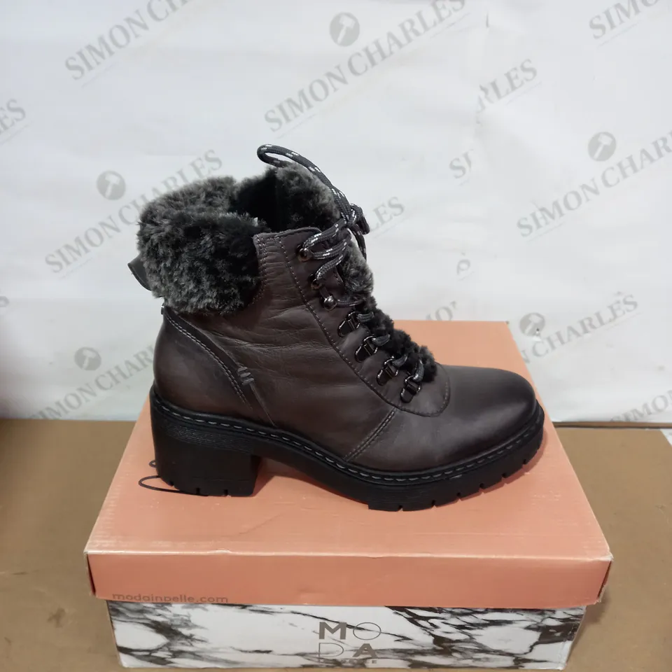 BOXED PAIR OF MODA IN PELLE BOOTS - SIZE 38