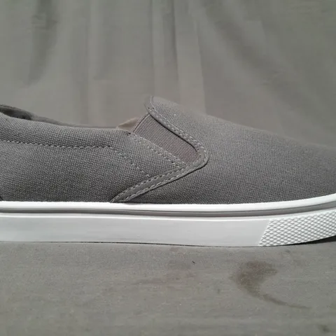 BOXED PAIR OF URBAN JACKS SLIP-ON SHOES IN GREY SIZE 9