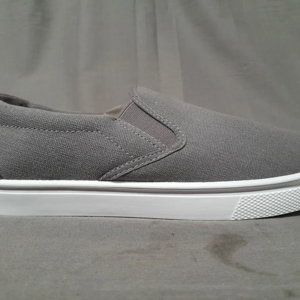 BOXED PAIR OF URBAN JACKS SLIP-ON SHOES IN GREY SIZE 9