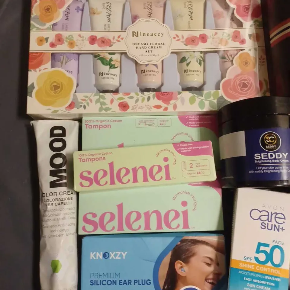 LOT OF APPROXIMATELY 20 ASSORTED HEALTH AND BEAUTY ITEMS TO INCLUDE OSPREY LONDON BODY WASH, SANCTUARY SPA BATH FLOAT AND MOOD COLOUR CREAM