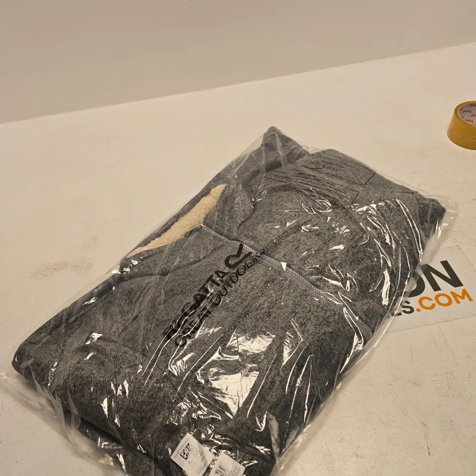 BOX OF APPROXIMATELY 24 ASSORTED BRAND NEW REGATTA ITEMS TO INCLUDE: RAIZA 2 FLEECE JACKET