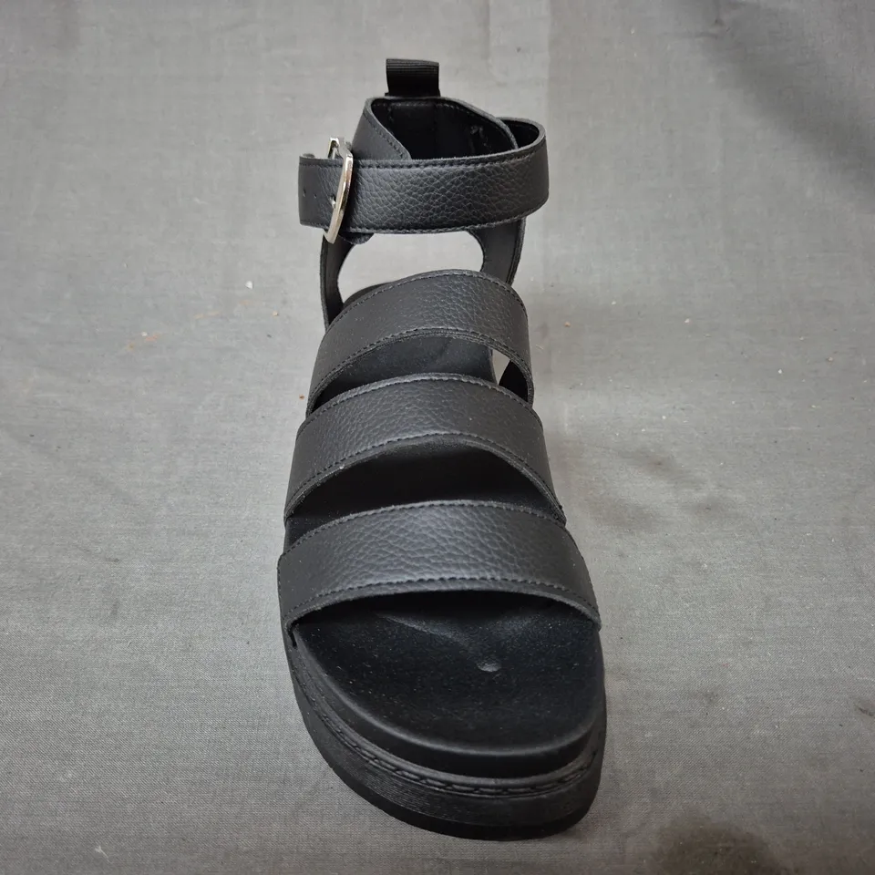 BOXED PAIR OF UNBRANDED OPEN TOE PLATFORM SANDALS IN BLACK SIZE 5