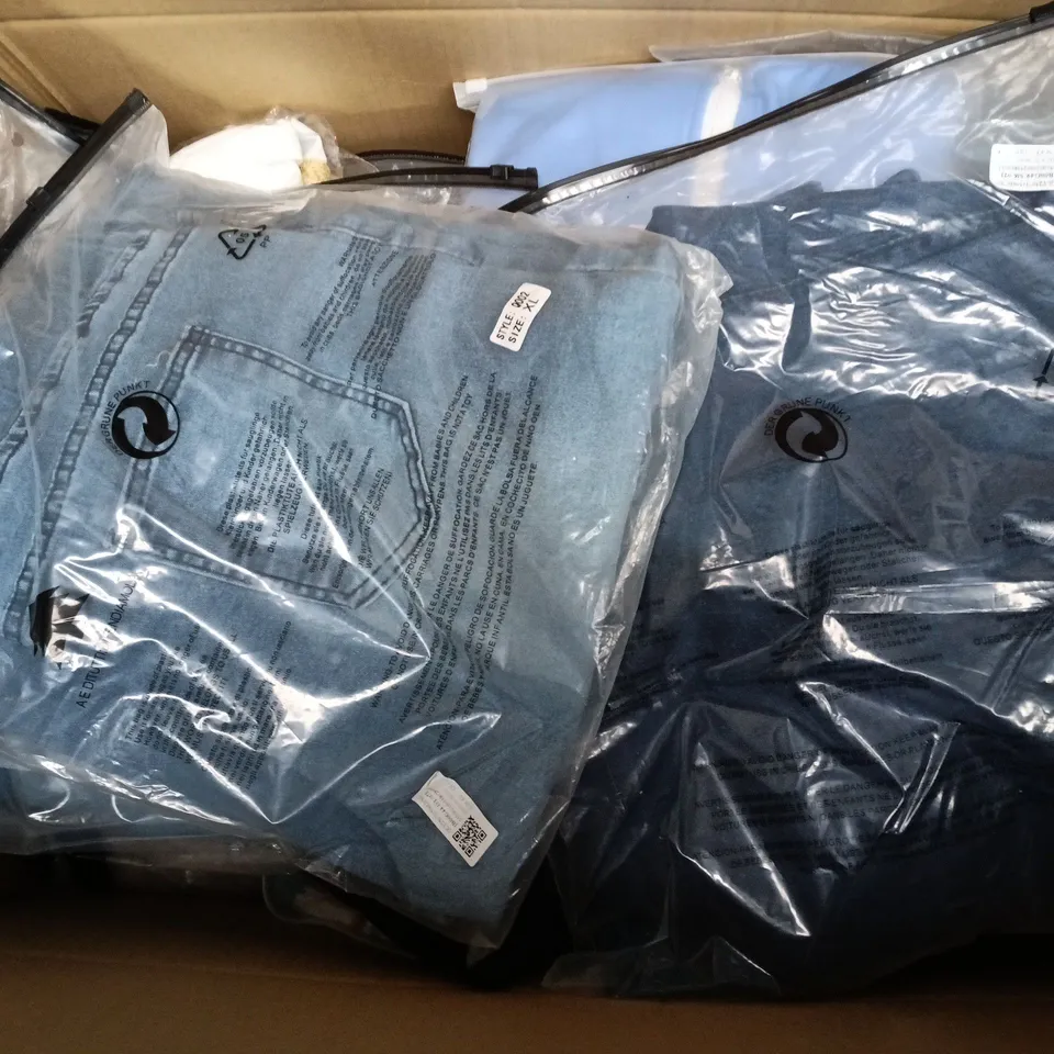 APPROXIMATELY 35 ASSORTED CLOTHING ITEMS IN VARIOUS SIZES, STYLES & COLOURS TO INCLUDE JEANS, SWEATER, JACKET, ETC - COLLECTION ONLY