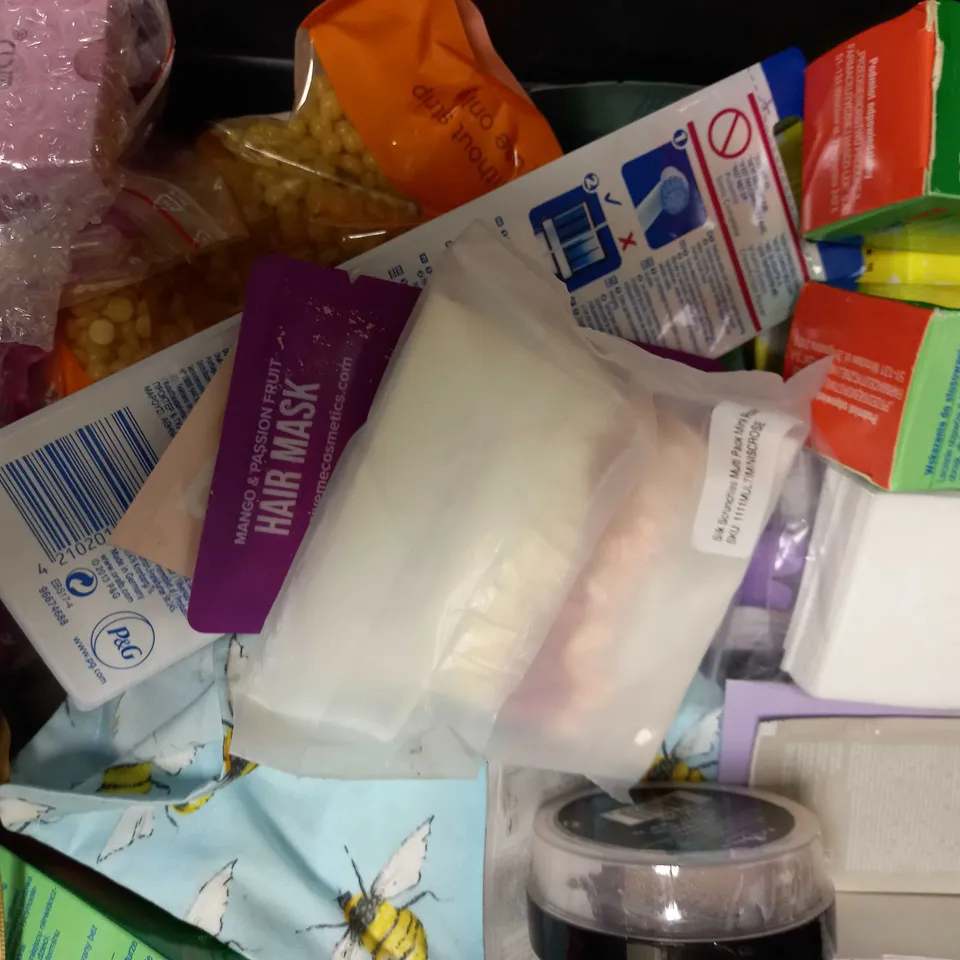 LOT OF APPROXIMATELY 20 ASSORTED HEALTH & BEAUTY ITEMS, TO INCLUDE HAIR MASKS, EYE MASK, BIORE UV, ETC