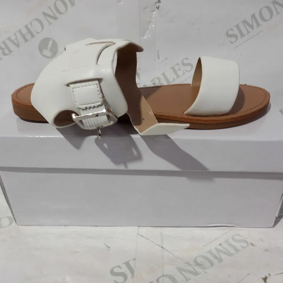 BOXED PAIR OF CM PARIS SANDALS IN WHITE EU SIZE 38
