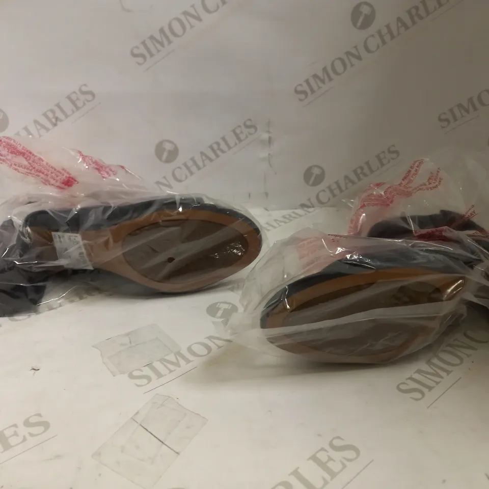 CLARKS DEVA BELL WOMENS SUEDE SANDALS - UK 3 BLACK 