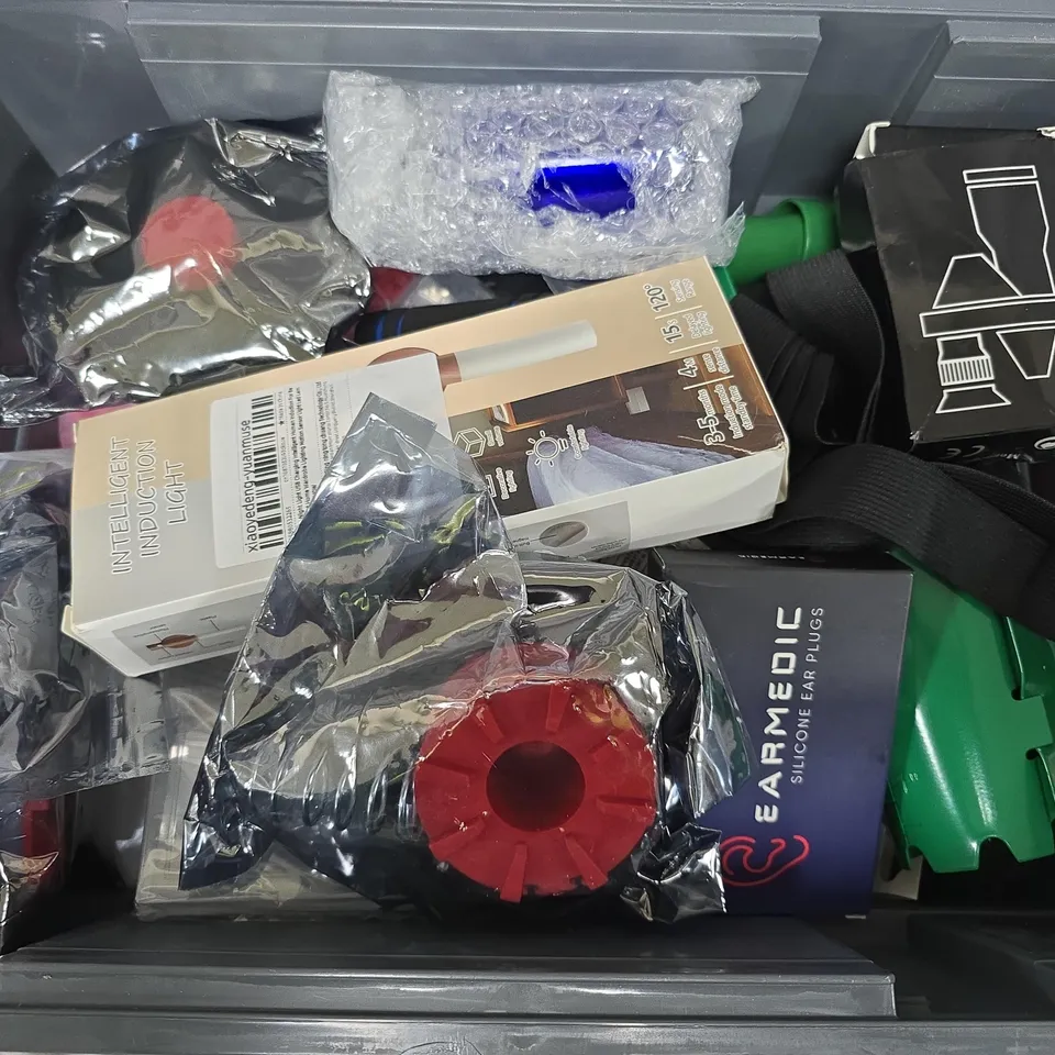 APPROXIMATELY 12 ASSORTED HOUSEHOLD ITEMS TO INCLUDE BULB PLANTER, INDUCTION LIGHT, SILICONE EAR PLUGS, ETC