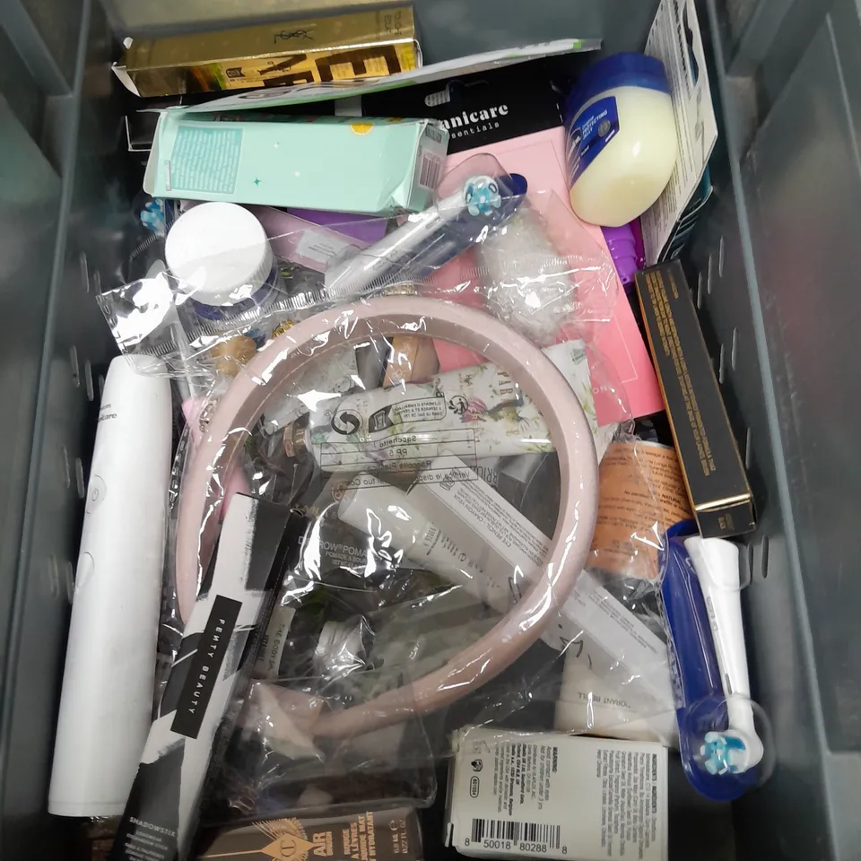 APPROXIMATELY 20 ASSORTED COSMETICS PRODUCTS TO INCLUDE - PLOUISE LIQUID BRONZER, GIVE ME FACE FIX MASK AND LUXE LASH TINT SET ETC. 