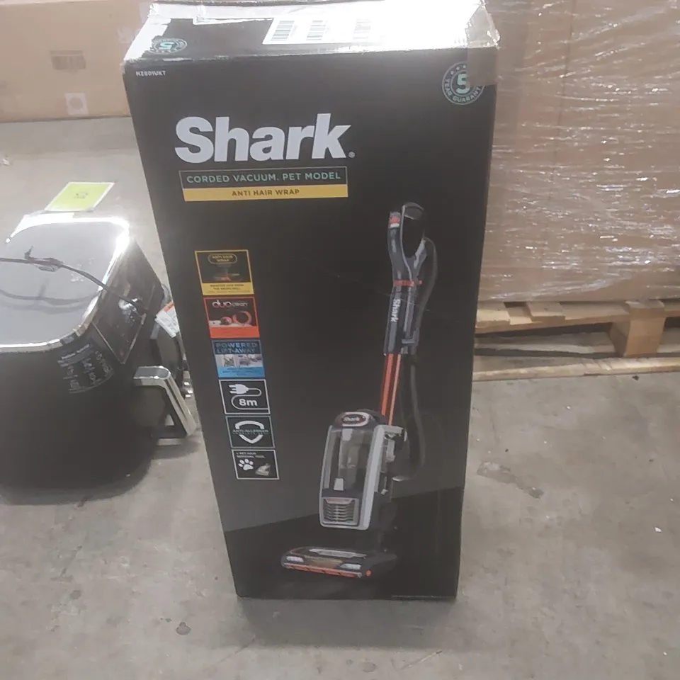 BOXED SHARK ANTI HAIR WRAP UPRIGHT VACUUM CLEANER WITH POWERED LIFT-AWAY & TRUE PET NZ801UKT