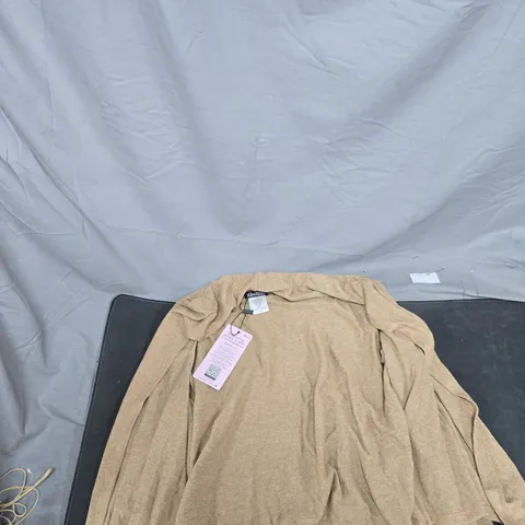 BOX OF APPROXIMATELY 15 ASSORTED ITEMS TO INCLUDE: BROWN CARDIGAN AND PINK BEDDING 