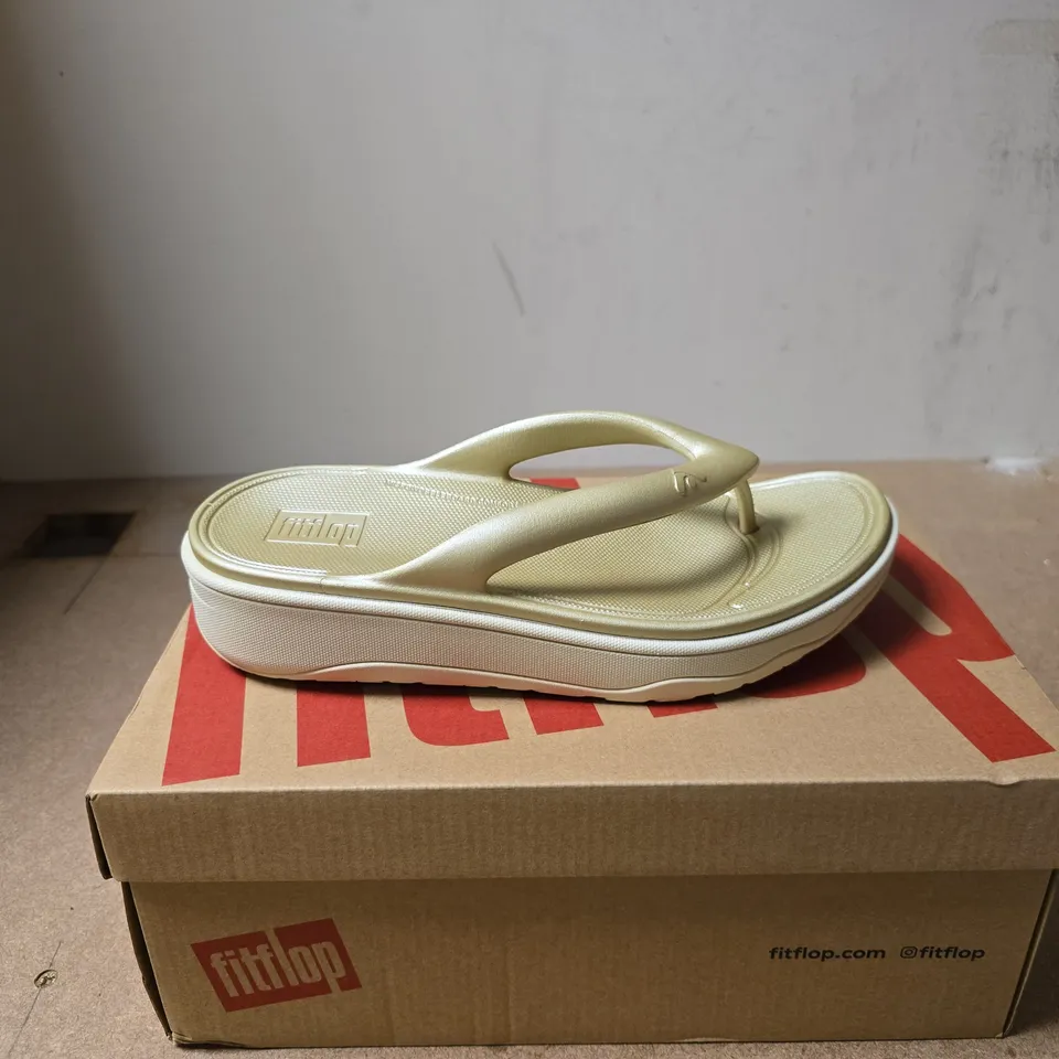 FITFLOP RELIEF METALLIC RECOVERY TOE POST SANDALS GOLD UK 4 BOXED