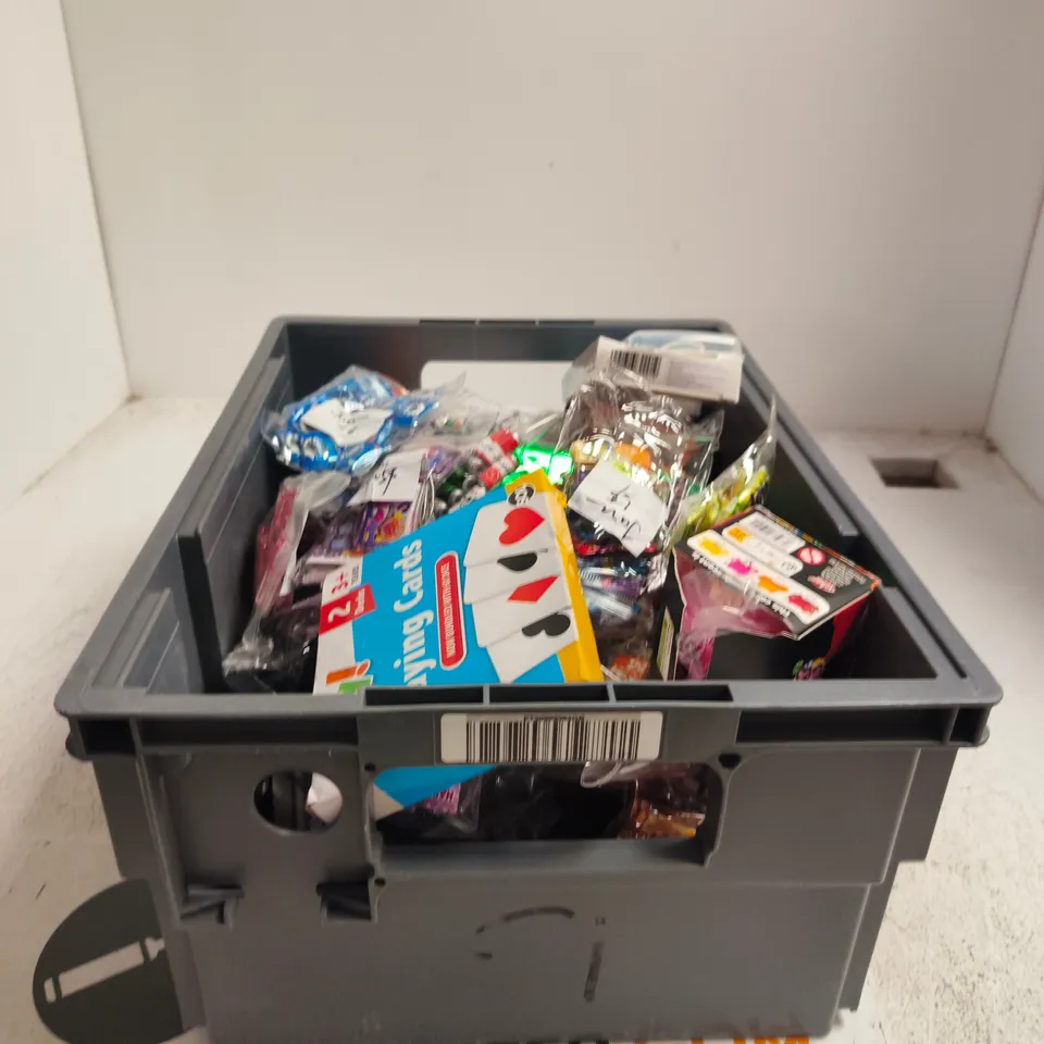 TOTE OF APPROXIMATELY 25 ASSORTED TOY/GAME ITEMS TO INCLUDE LEGO MINIFIGURES, PLAYING CARDS, MINI HARIBO MODELS ETC