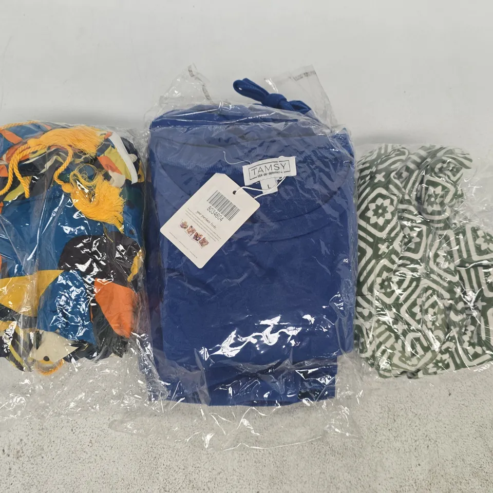BOX OF APPROXIMATELY 20 ASSORTED HOUSEHOLD ITEMS TO INCLUDE CLOTHING IN VARIOUS STYLES AND SIZES, ETC