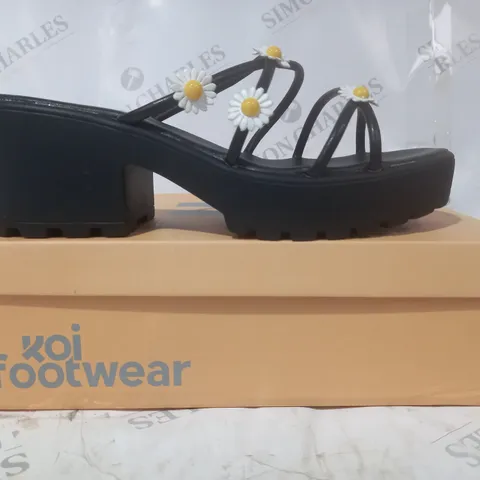 BRAND NEW BOXED PAIR OF KOI VEGAN LEATHER BLOOMING DAISY OASIS STRAPPY SLIDERS IN BLACK UK SIZE 9