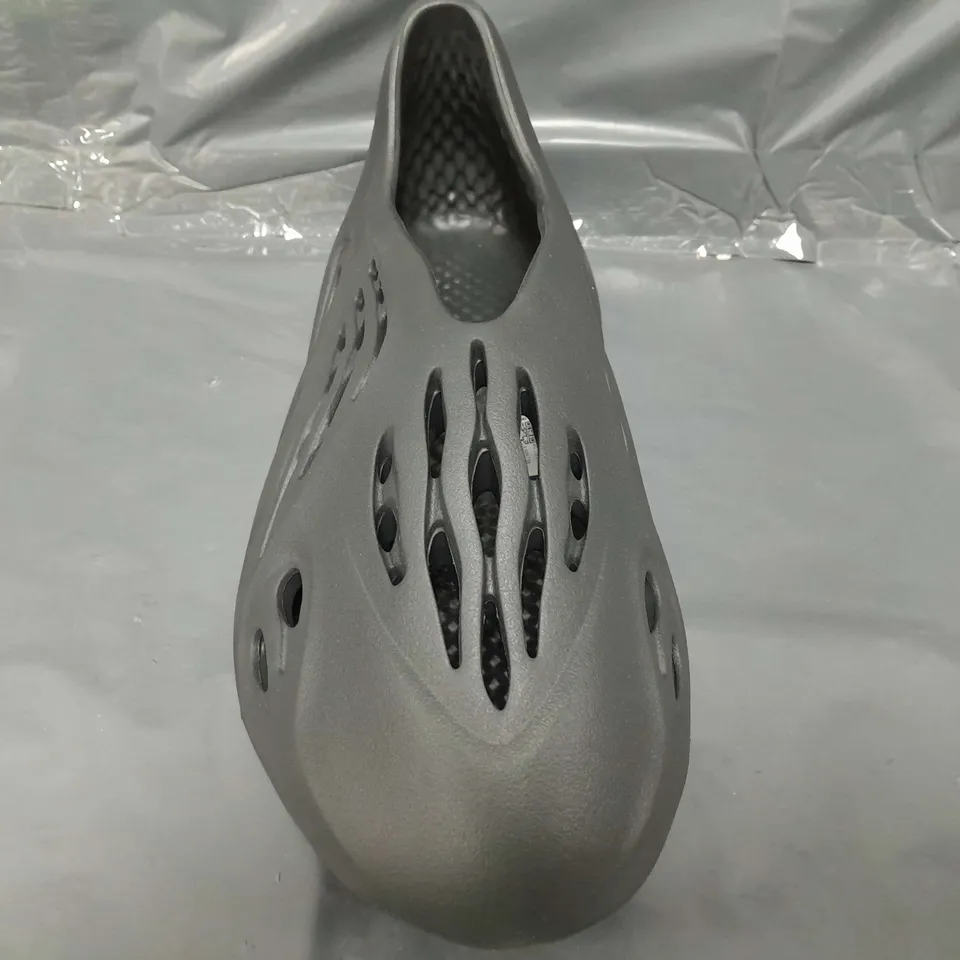 BOXED PAIR OF ADIDAS YZY FOAM SHOES IN GREY UK SIZE 10