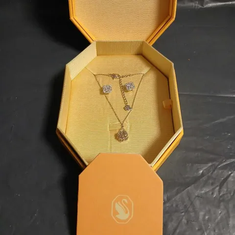 SWAROVSKI NECKLACE & STUD EARRINGS SET IN PRESENTATION BOX