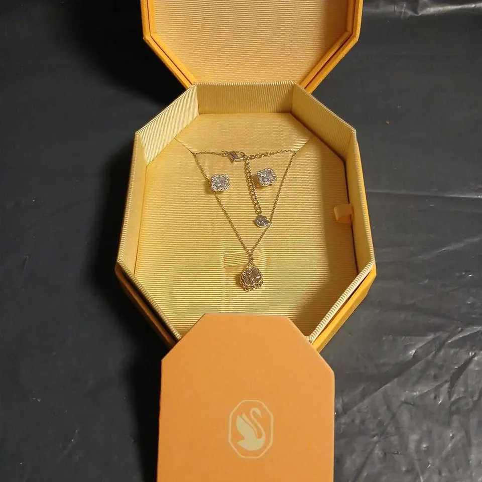SWAROVSKI NECKLACE & STUD EARRINGS SET IN PRESENTATION BOX